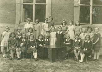 Iets minder dan de helft van het derde leerjaar van het Gentse Sint-Bavo draagt in het schooljaar 1941-1942 nog het bekend groene uniform. Nood breekt wet…