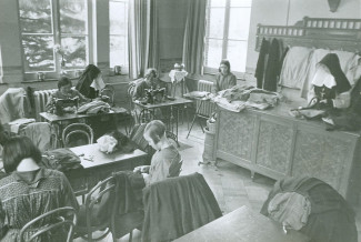 De Hagewinde in Lokeren zette voor en tijdens de oorlog sterk in op de ontwikkeling van haar onderwijsprogramma voor kinderen met een verstandelijke beperking, zoals deze handwerkklas, 1938. 