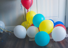 Ballonnen opblazen met de collega's